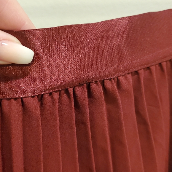 Burgundy pleated skirt - Picture 8 of 12